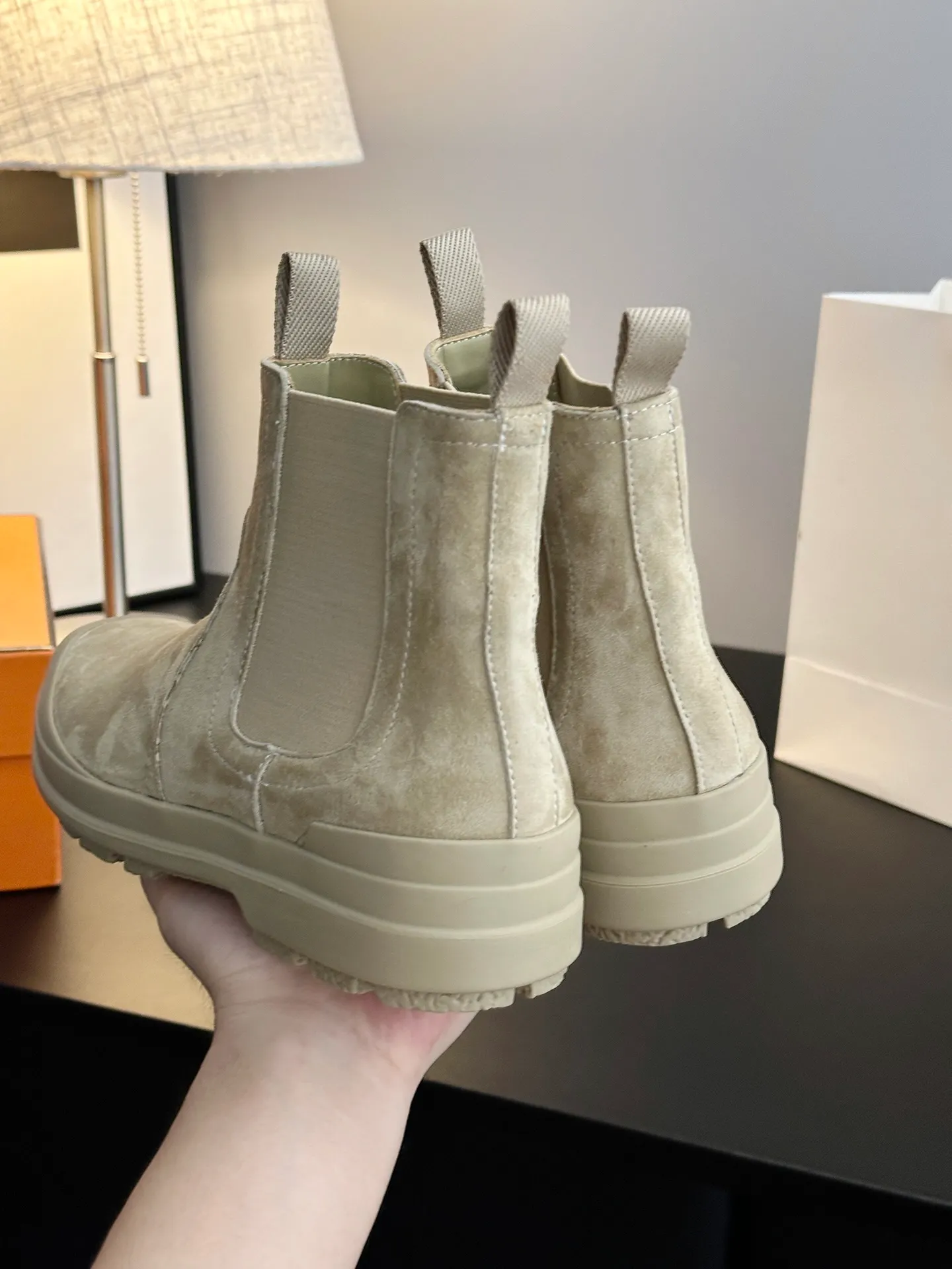 👟👟Ex-factory price 700👟👟 【𝐇𝐄𝐑𝐌𝐄𝐒Ankle boots】Exquisite workmanship, classic and yet individual, matching college style & simple style. yyds The key point is that it makes you taller and slimmer, which is really good news for small people. It makes you look slimmer and taller than ever yyds, good-looking ➢Shoe upper material: original customized cowhide + Yangjing noodles ➢Inner material: cowhide lining ➢Outsole material: original rubber sole ➢Color selection: black cowhide, black Yangjing, nude Yangjing ➢Optional code number: 35-40 (customized 40 is not returnable)
